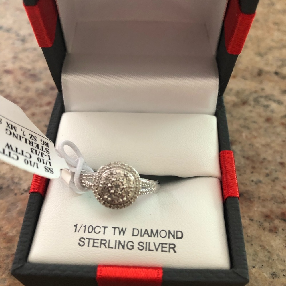 Beautiful sterling silver diamond ring